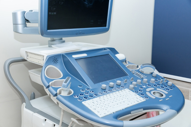 Modernes Ultraschallsystem im Showroom mit hochauflösendem Monitor und ergonomischem Bedienfeld für präzise sonografische Untersuchungen in der medizinischen Diagnostik