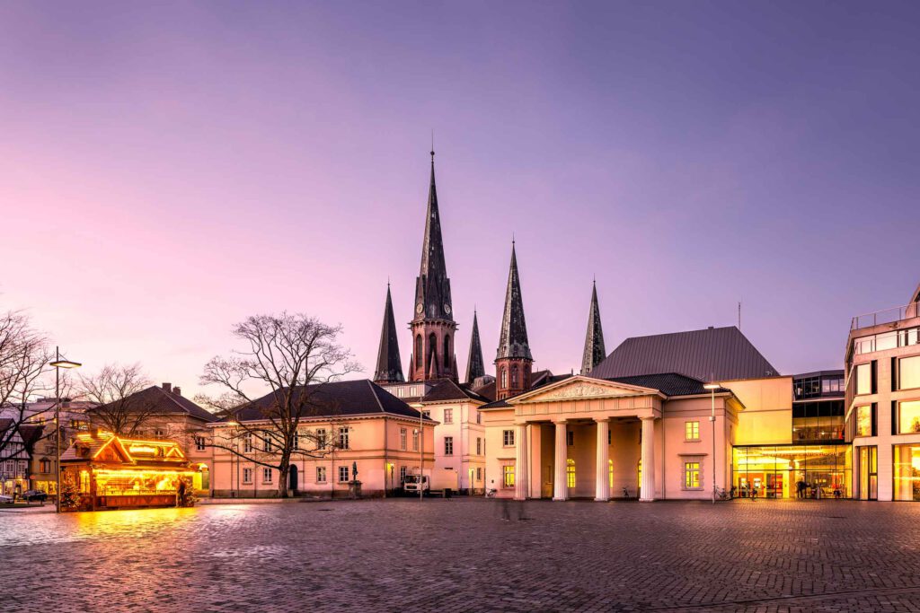 Schlossplatz in Oldenburg mit Blick auf die Lambertikirche.